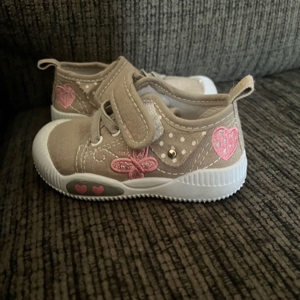 Girls shoes size 4! Lightly worn!